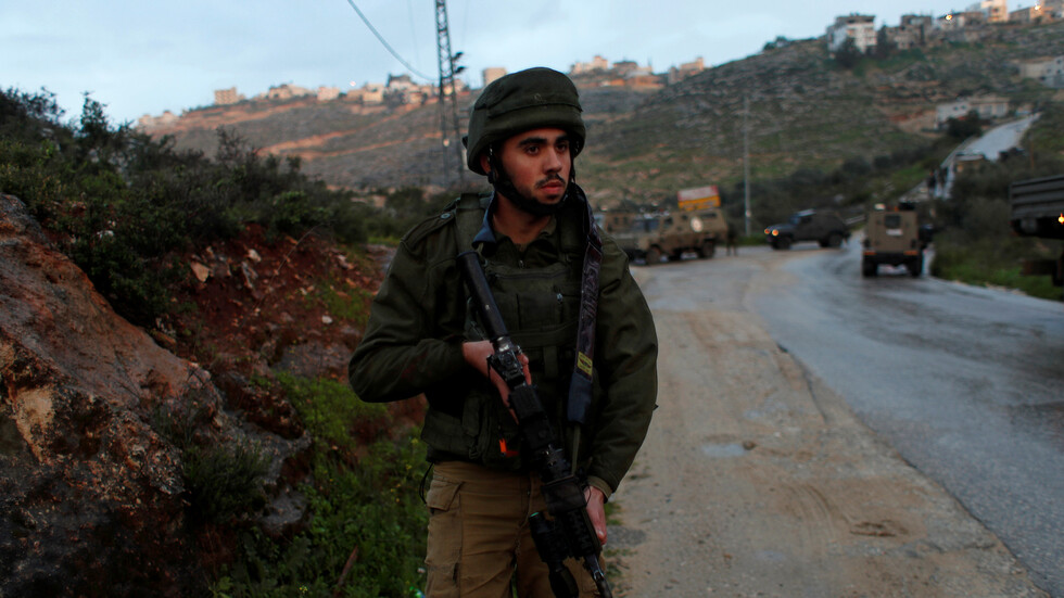 الجيش الإسرائيلي يعتقل فلسطينيين فجرا عبوة ناسفة  بالسياج الأمني في جنوب قطاع غزة