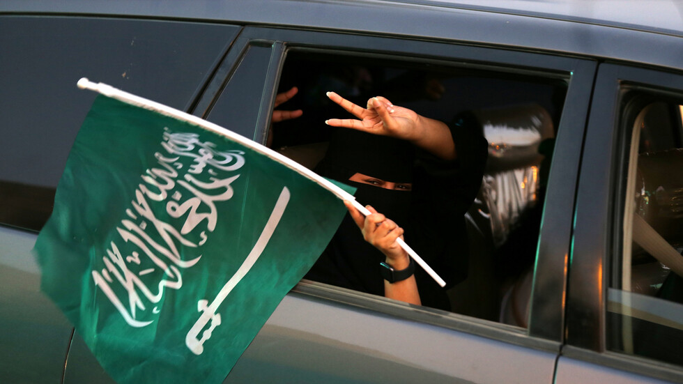 السعودية.. الفنان فايز المالكي يتوسط في قضية تحرش (فيديو)