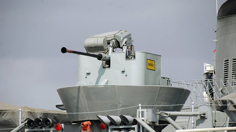 إعلام إيراني: مدمرة "البرز" تنقذ ناقلة نفط إيرانية من هجوم للقراصنة في خليج عدن