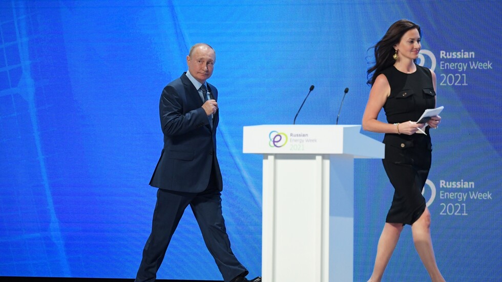 بوتين يمازح مذيعة أمريكية بخصوص البرد الروسي