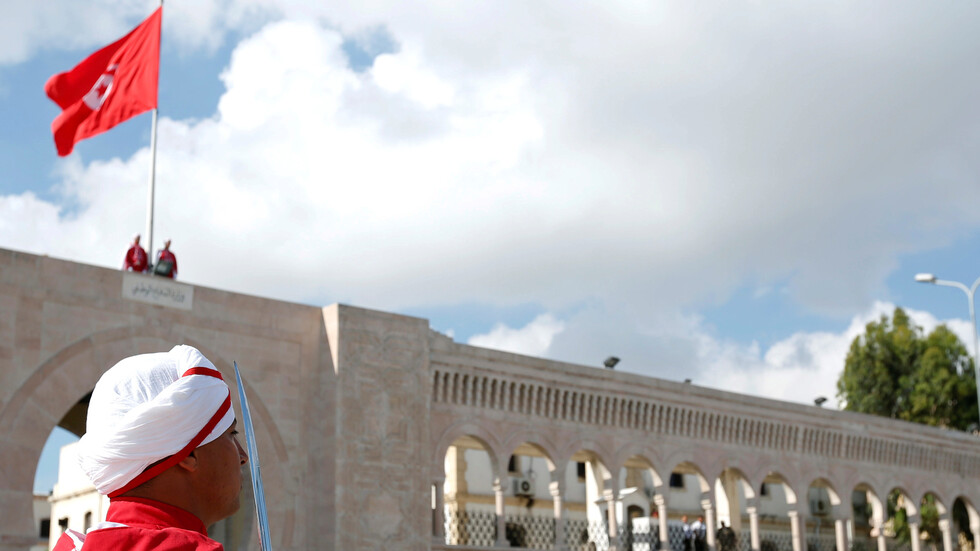 محكمة تونسية تحتجز نائبا للاشتباه في ضلوعه بقضية تهرب من الضرائب وغسل أموال