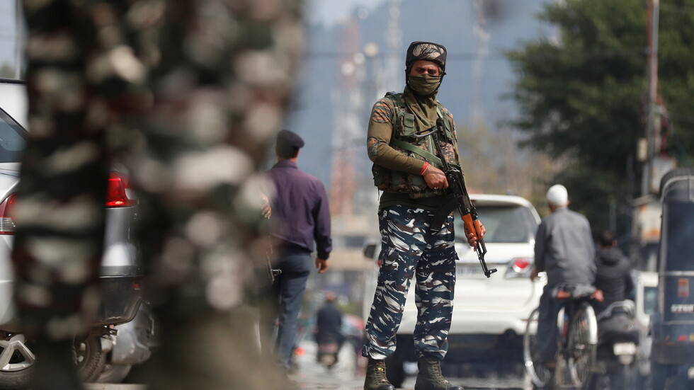 الهند تعتزم نقل العمال المهاجرين في كشمير إلى معسكرات الجيش لحمايتهم