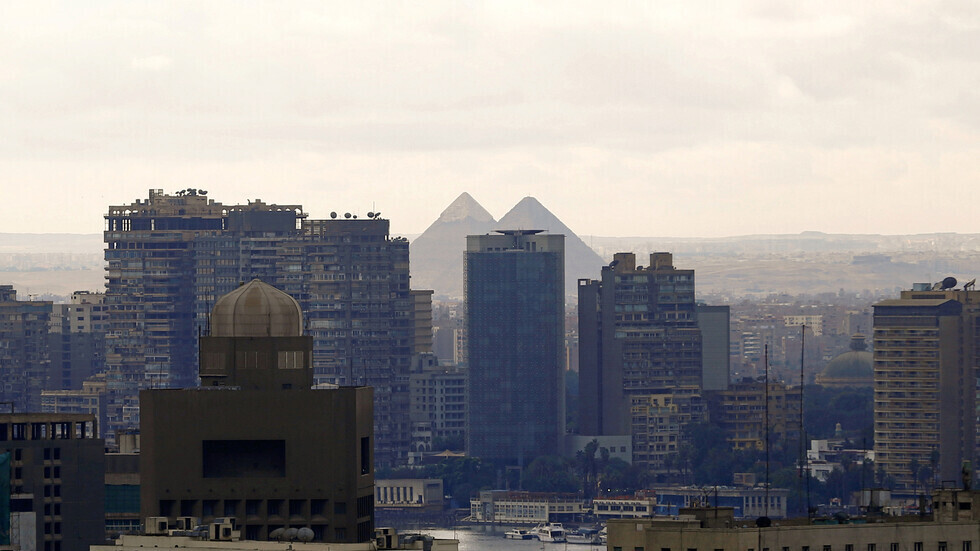 مصر.. الحكومة تكشف مصير الموظف الذي ينقطع عن العمل بسبب عدم تلقي لقاح كورونا