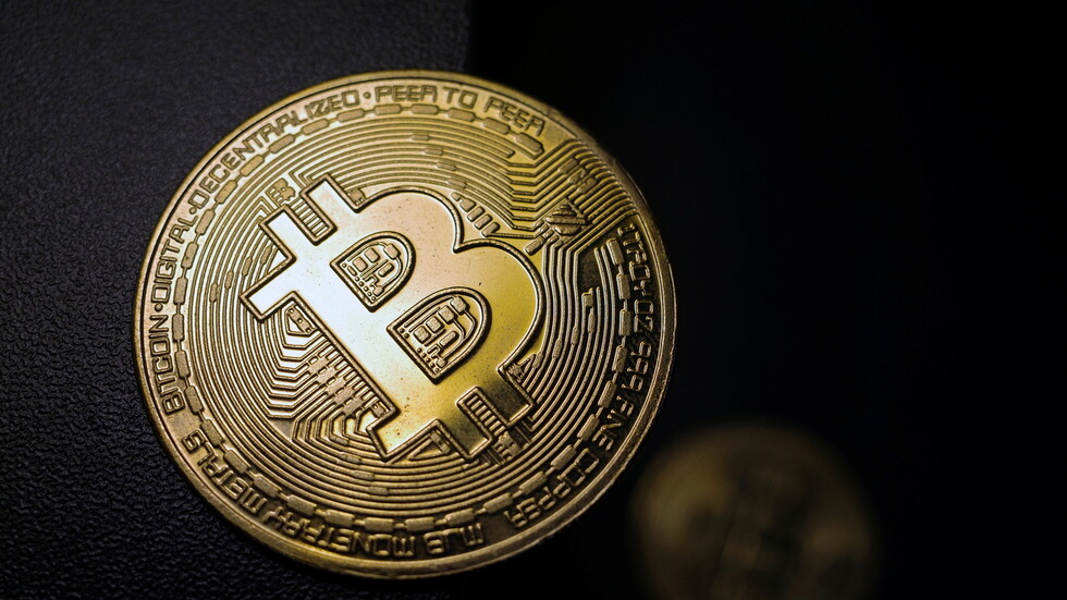 أول شركة طيران في العالم تعلن التعامل بالـ"بيتكوين"