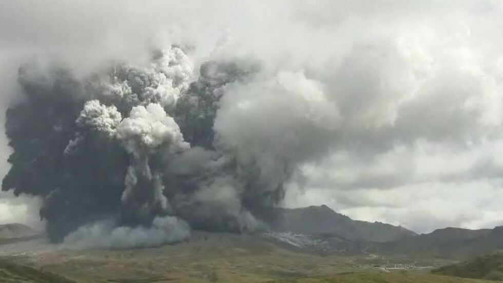 انفجار أحد أكبر البراكين في العالم جنوبي غرب اليابان (فيديو)