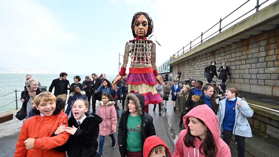 رحلة اللاجئة السورية "أمل الصغيرة" في أوروبا تقترب من نهايتها (صور)