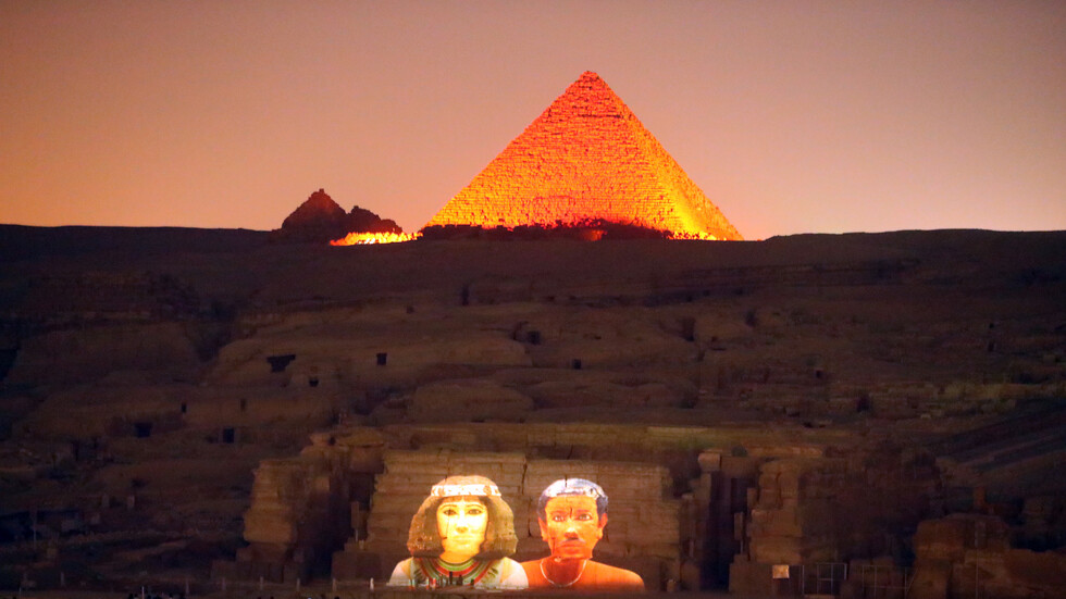 مصر.. حسم الجدل حول باب الأهرام السري العجيب
