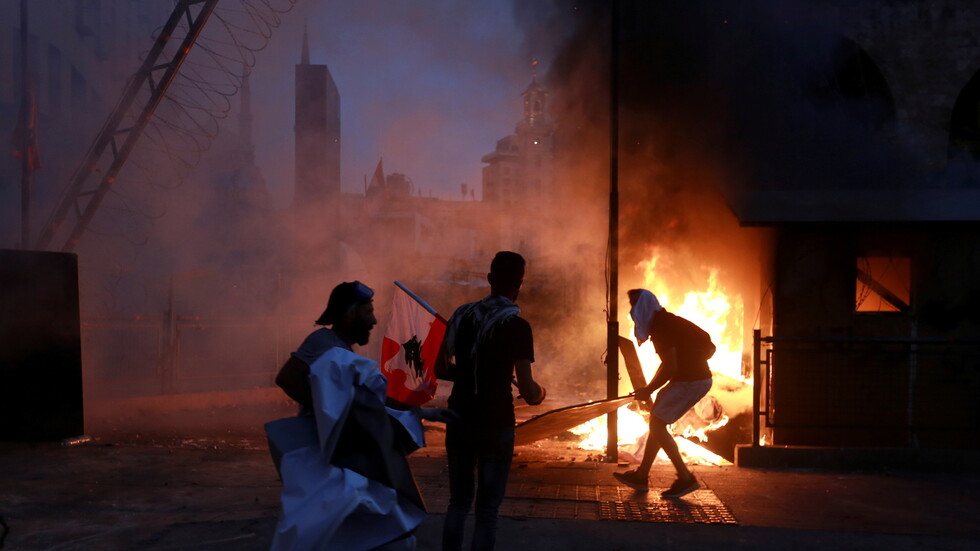 لبنان.. قطع للطرقات في عدد من المناطق احتجاجا على ارتفاع أسعار المحروقات