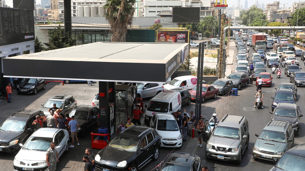بالفيديو.. إطلاق نار وتحطيم محطة للمحروقات شمالي لبنان