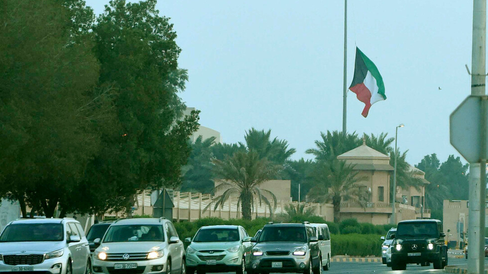 الأمن الكويتي يفاجئ مصريين خلال تدخين الشيشة على الشاطئ (فيديو)