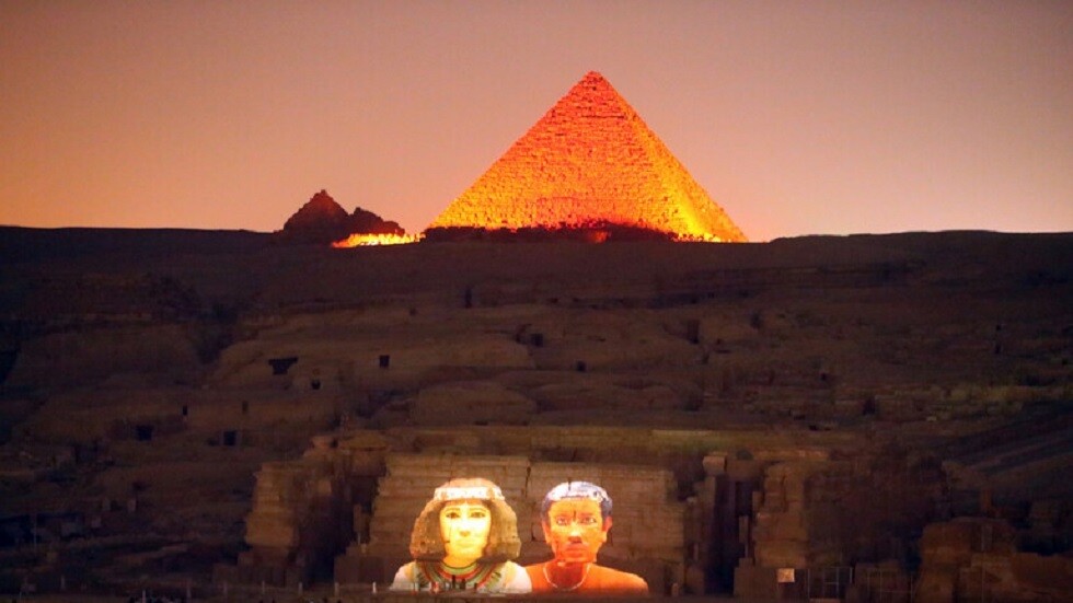 تشارك في أكبر معرض فني عالمي أمام الهرم الأكبر.. مصر تفرج عن الروبوت "أيدا" بعد اعتقالها 10 أيام