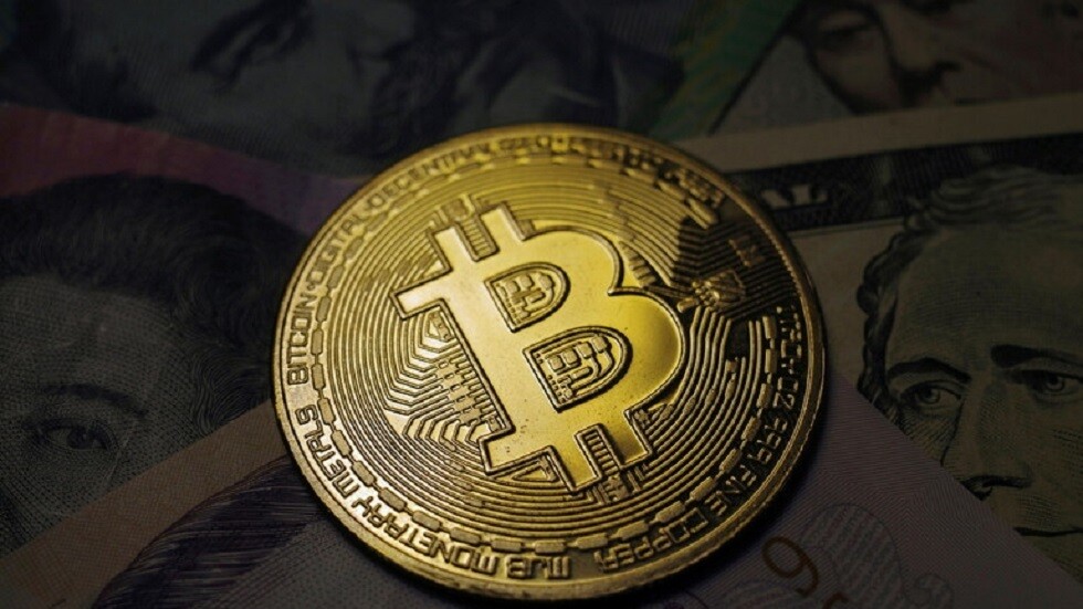 بيتكوين تهبط من ذروتها وسط شكوك في دعم صندوق أسهم أمريكي