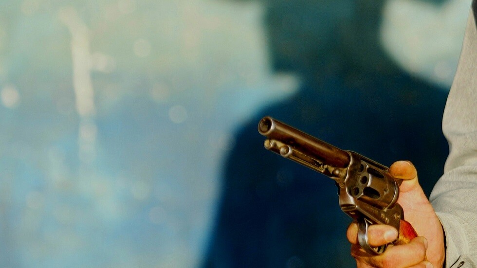 حادث قتل "سينمائي" غامض.. ولدت محاطة بالغزلان والغواصات النووية وقتلت برصاص خلبي