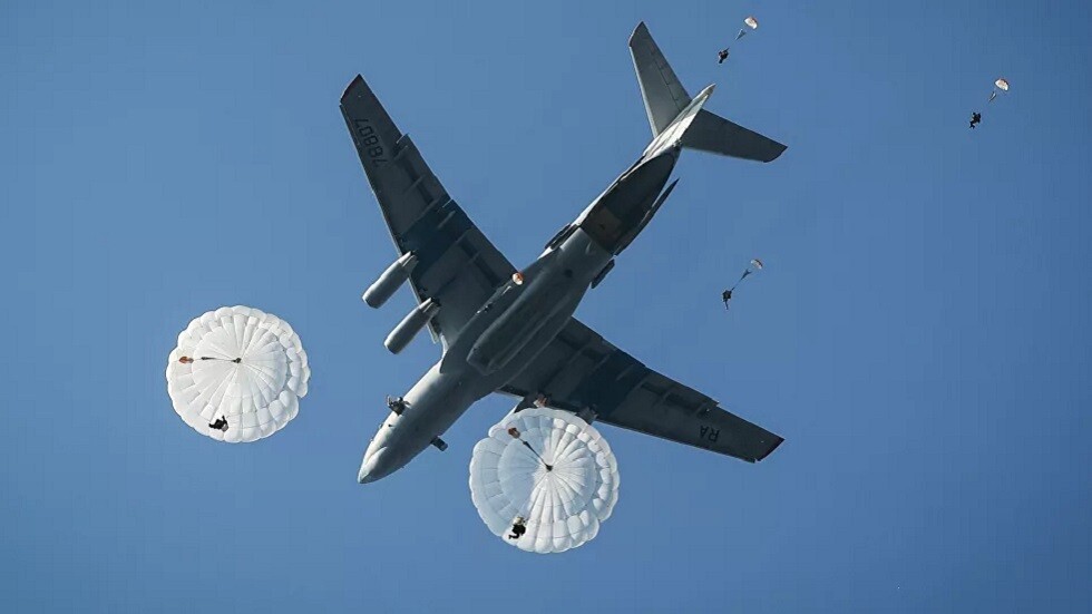 أول عملية إنزال جوي مشتركة للعسكريين الروس والمصريين