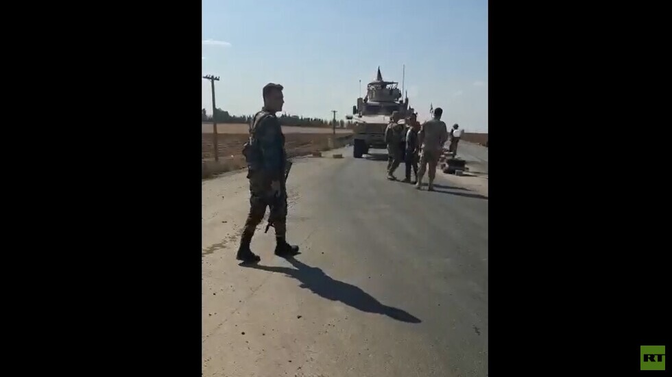 الجيش السوري يمنع رتلا أمريكيا من العبور إلى مدينة القامشلي (فيديو)