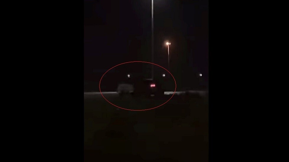 السعودية.. مداهمة أمنية حية لضبط مروج مخدرات في الدمام (فيديو)
