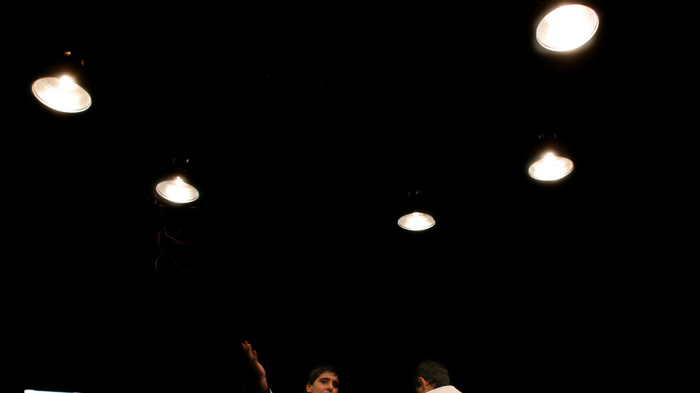 لأول مرة منذ انتصار الثورة.. فنان عربي شهير يقف على مسارح إيران