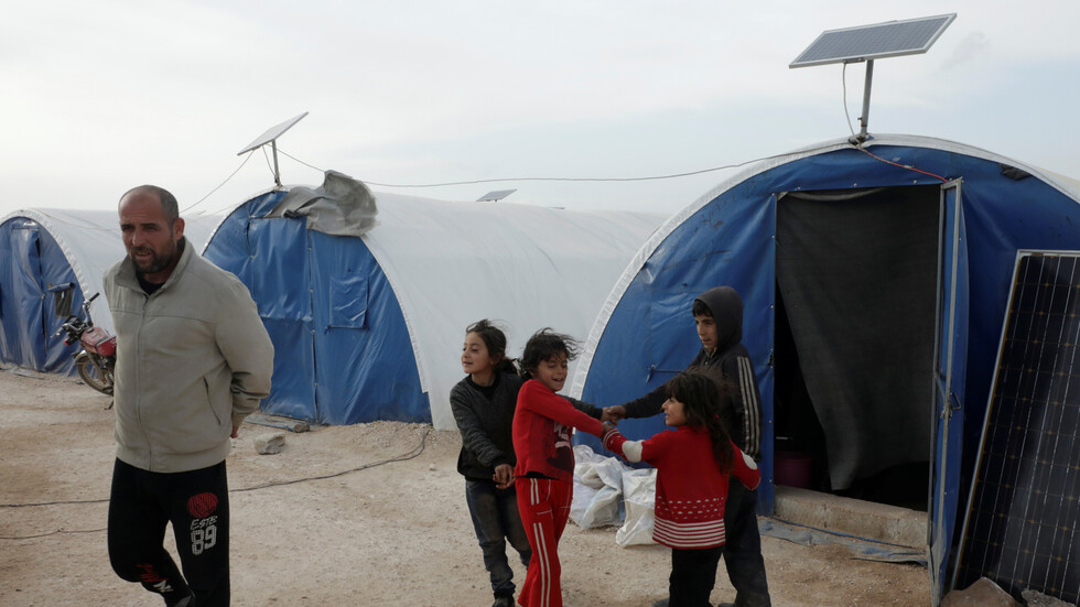 "مشقة الحياة".. صورة مؤثرة لأب سوري وطفله تفوز بجائزة دولية لعام 2021