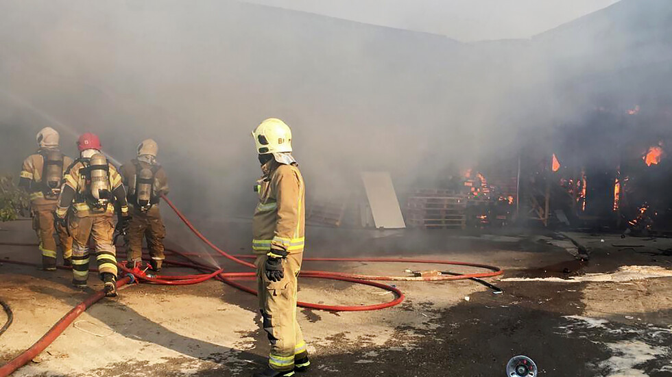 حريق في إحدى محطات ميناء بندر عباس جنوبي إيران يتسبب بقطع الكهرباء عن أحياء في المدينة (فيديو)