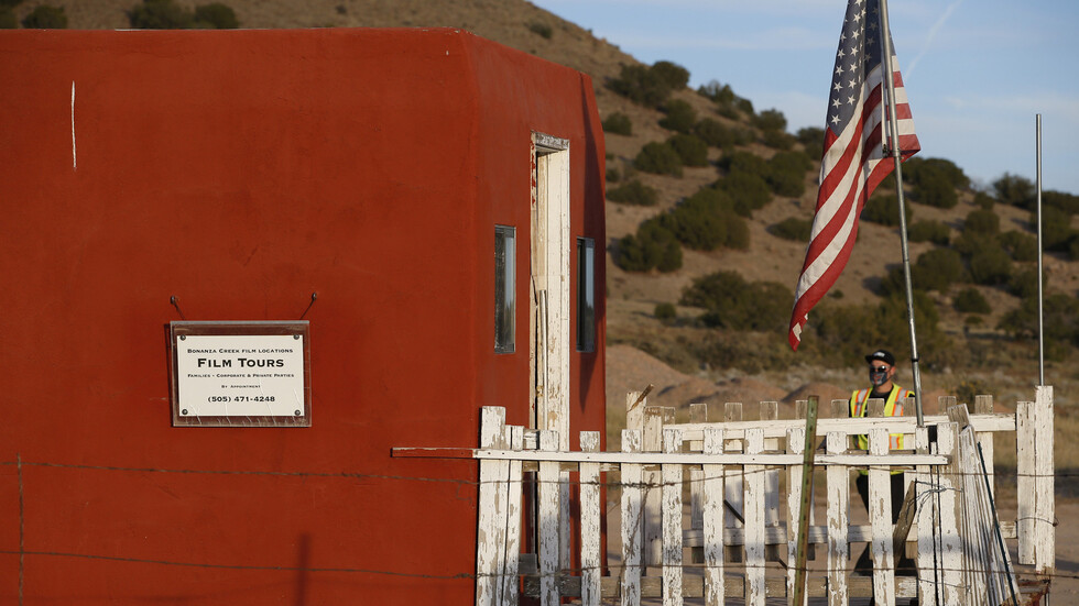 وسائل إعلام تكشف عن مشاكل وحوادث خطيرة سبقت قتل الممثل أليك بالدوين لمصورة