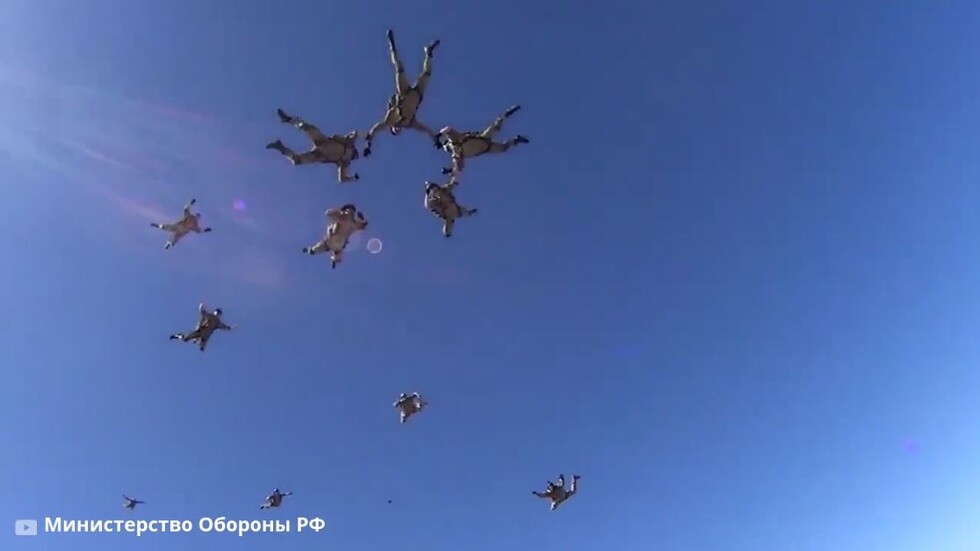 الدفاع الروسية تنشر لقطات من أول عملية إنزال جوي مشتركة للعسكريين الروس والمصريين