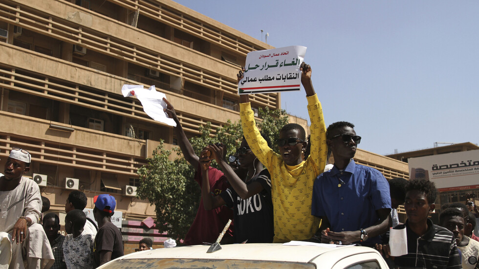 السودان.. محتجون يقتحمون مقر "سونا" لمنع "قوى الحرية والتغيير" من عقد مؤتمر صحفي