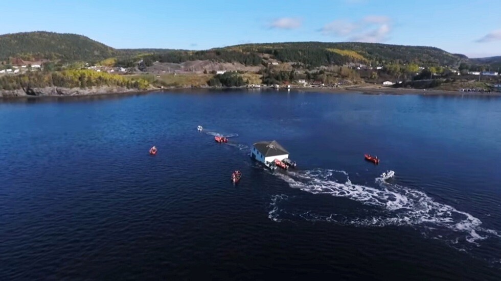 كندا.. زوجان ينقلان منزلهما بتعويمه على الماء تفاديا لإزالته (فيديو)