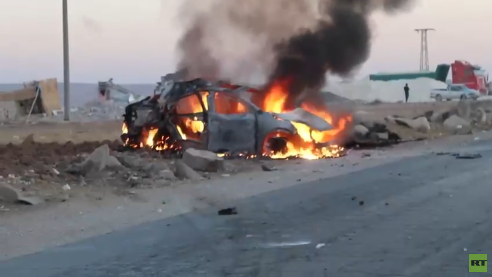 مراسل RT: مقتل 3 أشخاص إثر استهداف مسيّرة تركية سيارة في مدينة كوباني عين العرب (فيديو)