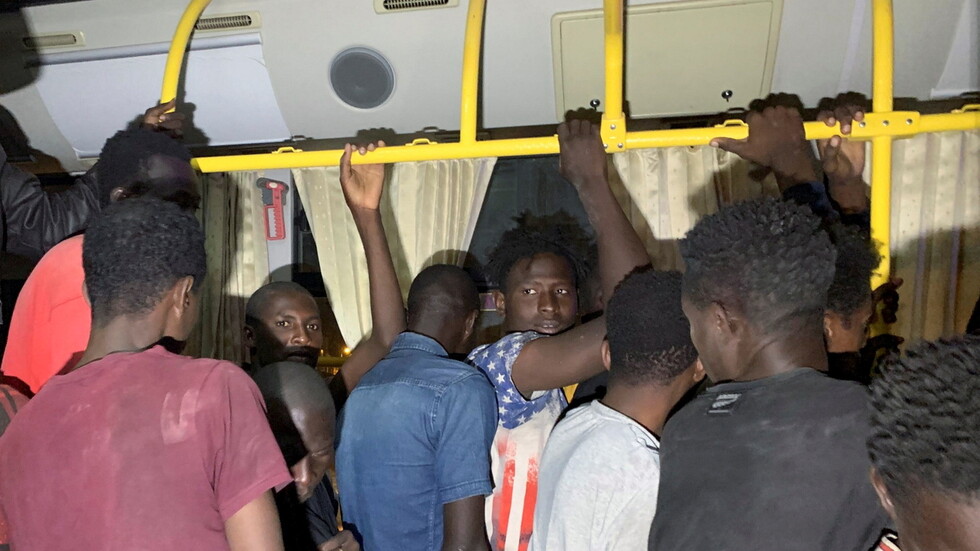 البحرية الليبية تنقذ عددا من المهاجرين غير النظاميين (فيديو)