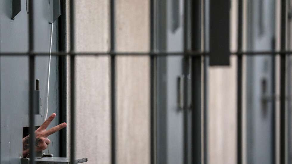 ألباني يفضّل السجن على العيش مع زوجته تحت سقف واحد