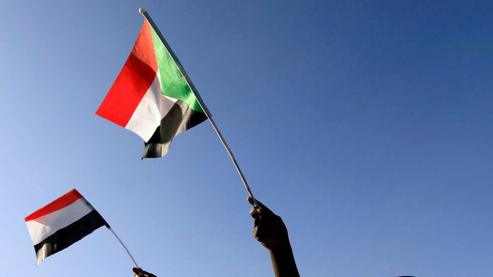 السودان.. تحركات عسكرية واعتقال أغلب أعضاء مجلس الوزراء