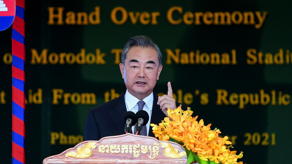 وزير خارجية الصين يلتقي وفدا من 