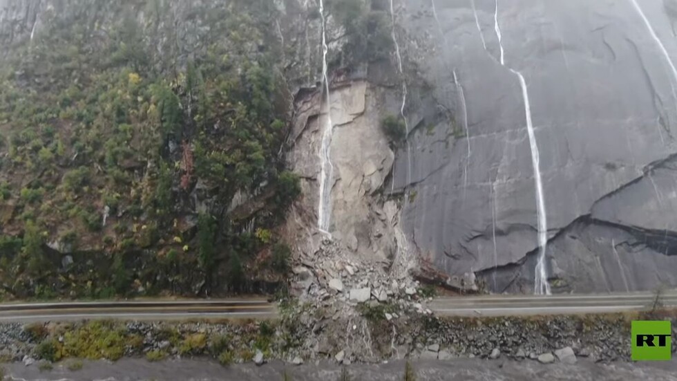 انهيار أرضي في كاليفورنيا تسببه عاصفة قوية وفيضانات