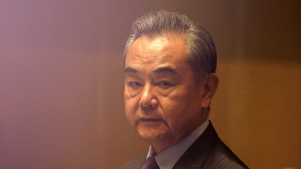 وزير الخارجية الصيني يدعو لرفع العقوبات عن أفغانستان