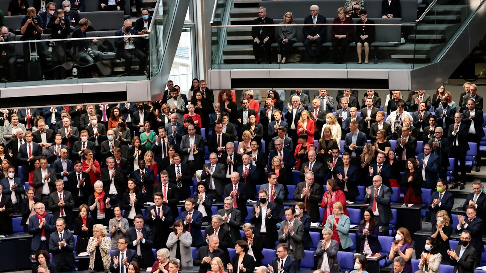 افتتاح البوندستاغ بتشكيلته الجديدة ورئيس البلاد يدعو ميركل للبقاء في منصبها حتى تشكيل حكومة جديدة