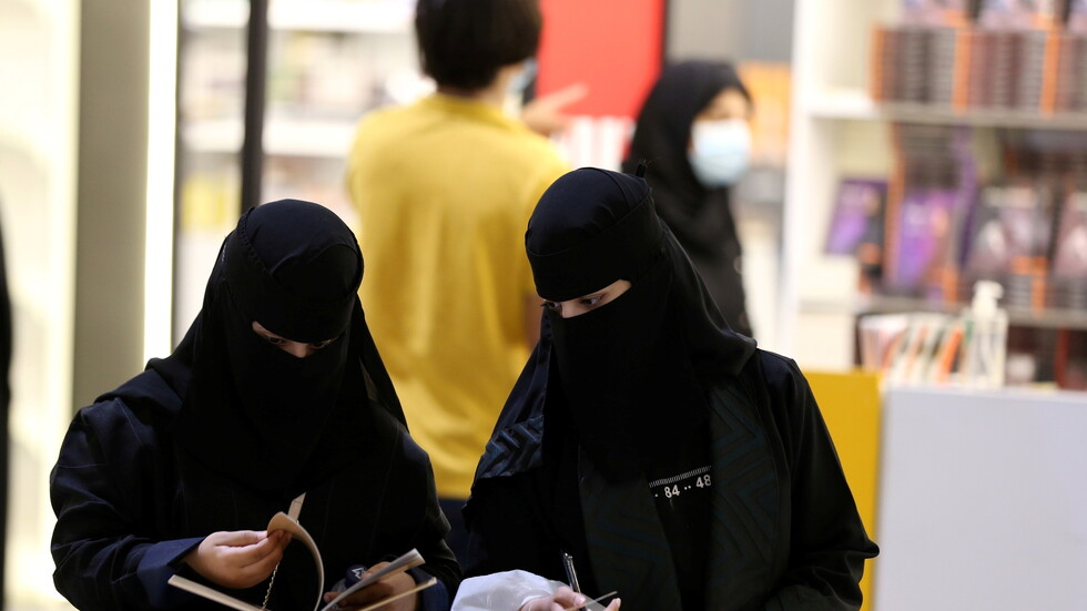 جامعة سعودية تصدر بيانا بشأن الزي المحتشم ومنع البنطال في الحرم الجامعي