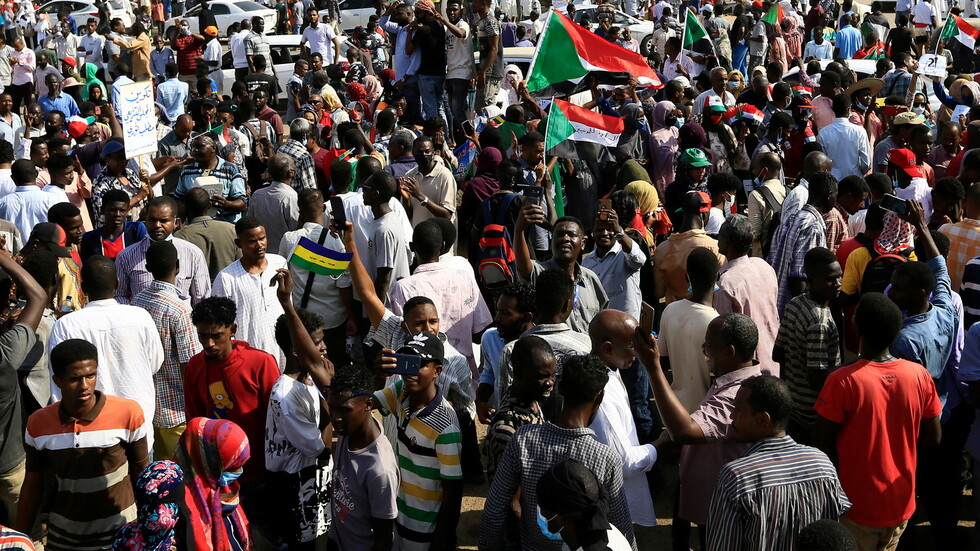 البنك الدولي يعلق مساعدته للسودان بعد انقلاب الجيش على الحكومة