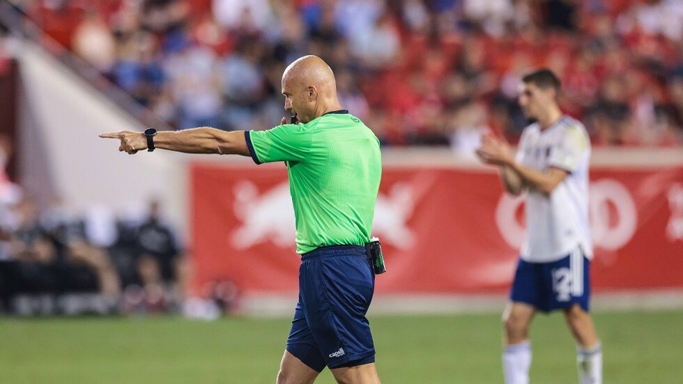 شاهد .. سقوط حكم الساحة بعد صدام قوي 