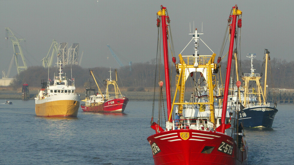 المملكة المتحدة ترد على تهديد فرنسي بمنع قوارب الصيد