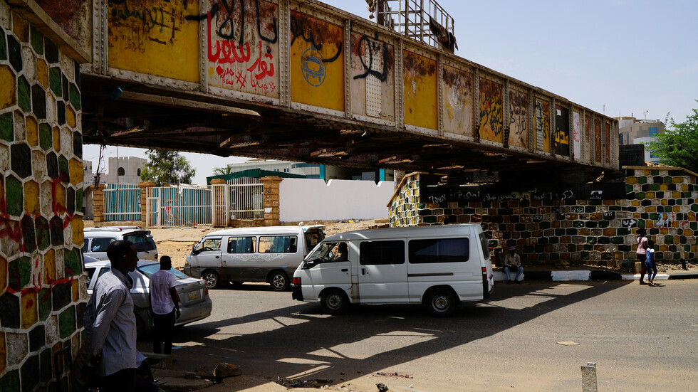 إعادة فتح الطرق في الخرطوم واستئناف عمل المطار