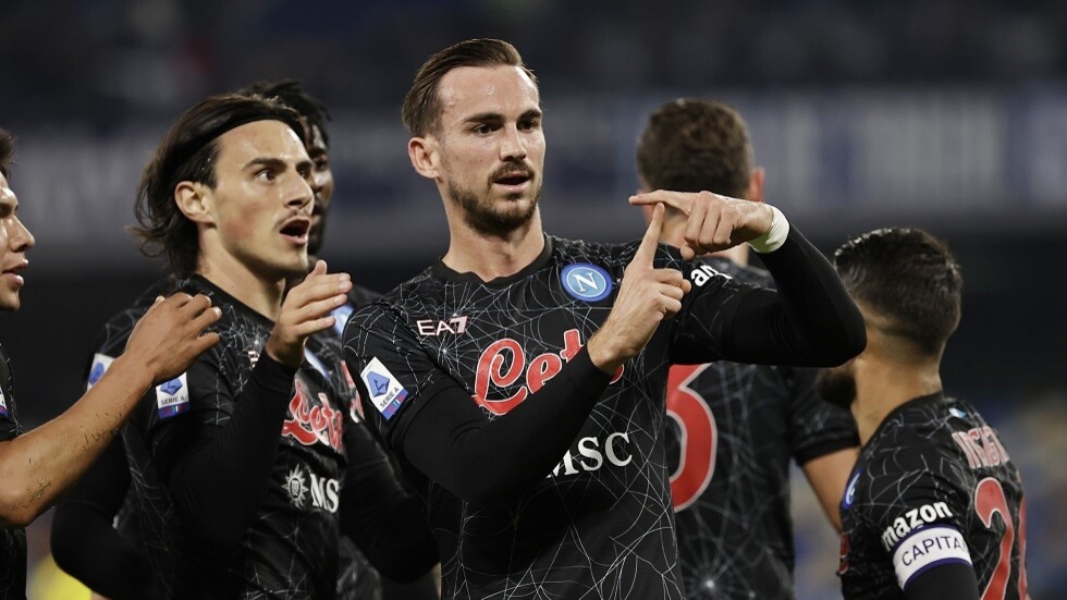 نابولي يستعيد صدارة "الكالتشيو"