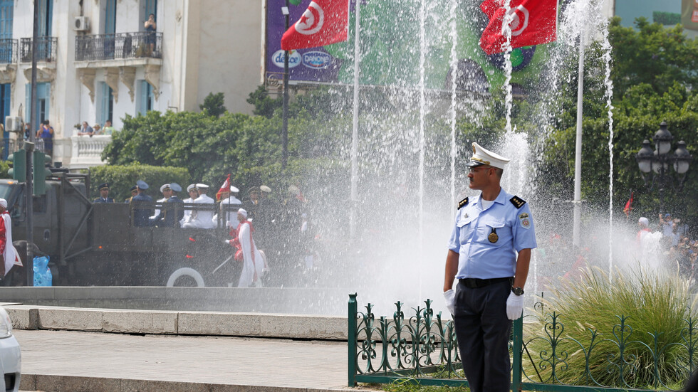 تونس تغلق 3 محطات إعلامية تبث دون تراخيص