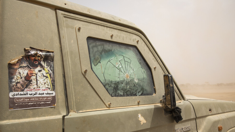 "أ ف ب": مقتل 13 شخصا بينهم طفل جراء قصف منزل شيخ قبلي في مأرب