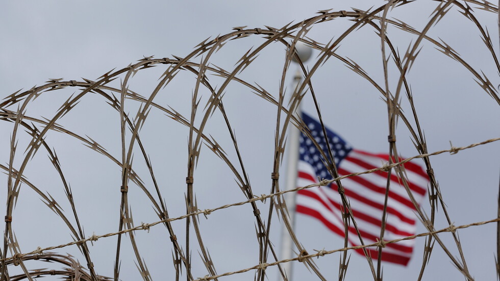 معتقل في غوانتانامو يروي تفاصيل تعرضه للتعذيب على يد الـ