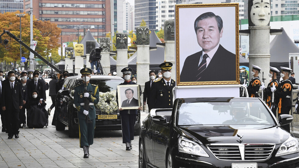 في جنازة صغيرة.. الكوريون الجنوبيون يودعون الرئيس السابق روه تاي وو (صور)