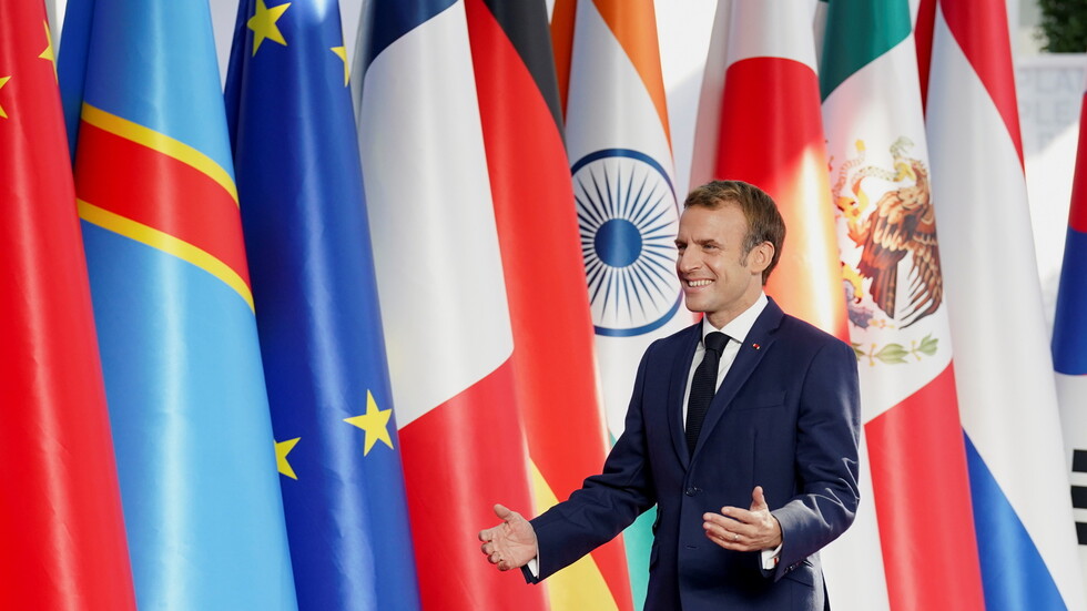 لوموند: ماكرون لن "يزيل القناع" عن ترشحه للرئاسة الفرنسية قريبا