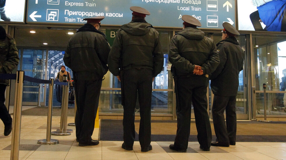 مخمور يهدد بتفجير قنبلة في مطار دولي بموسكو والأمن يتعامل معه بسرعة (فيديو)