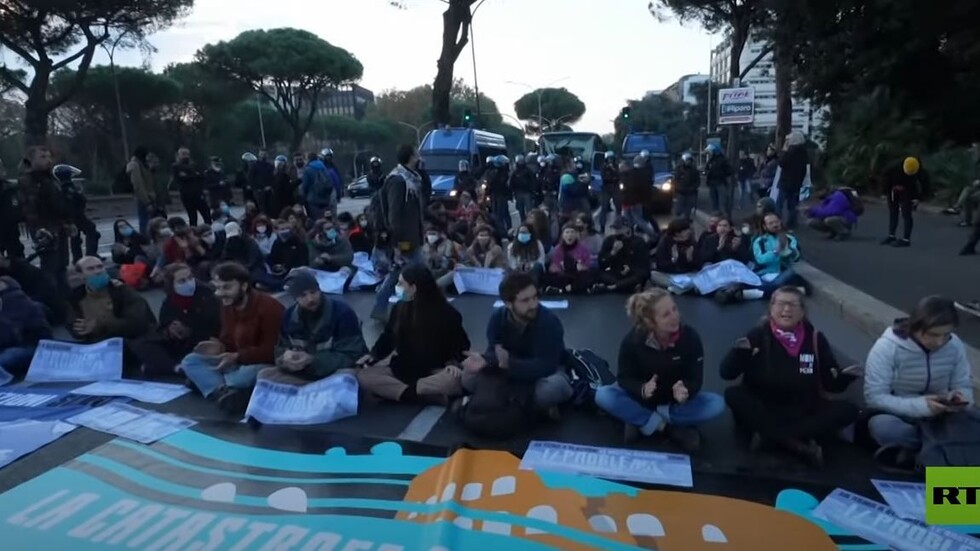 متظاهرون يغلقون طريقا يؤدي إلى مكان انعقاد مجموعة العشرين في روما