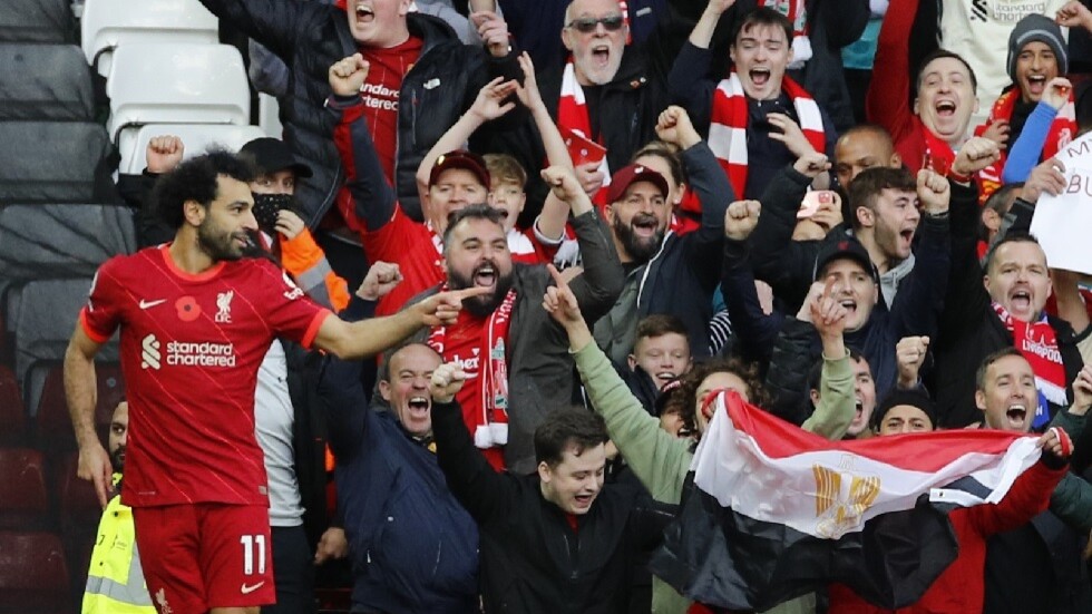 طفل يوجه رسالة "مؤثرة" لصلاح عبر لافتة من المدرجات أثناء التعادل أمام برايتون.. (صورة)