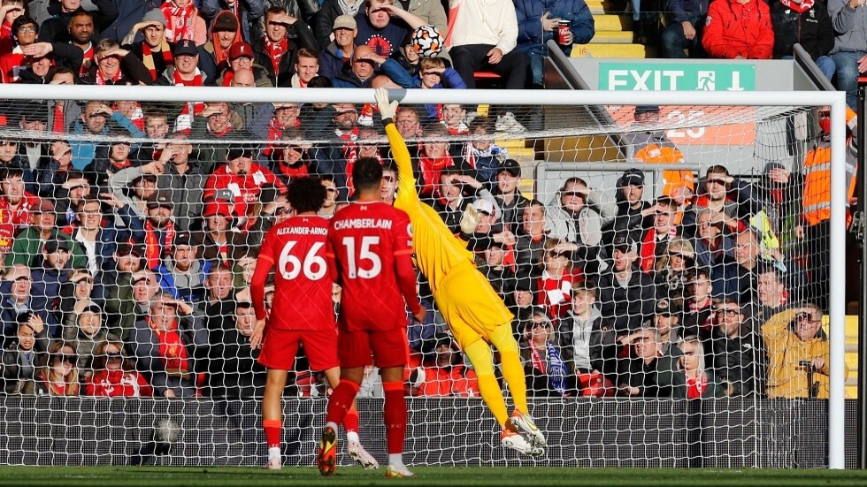 شاهد.. هدف بتسديدة رائعة "لوب" من فوق رأس حارس ليفربول